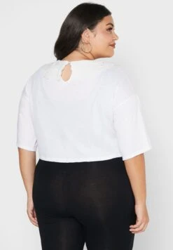 Front Page -CARMAKOMA Clothing Sales 2 zoom desktop 6