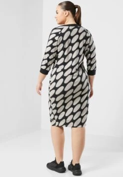 Front Page 4 Front Page -CARMAKOMA Clothing Sales 2 zoom desktop 67