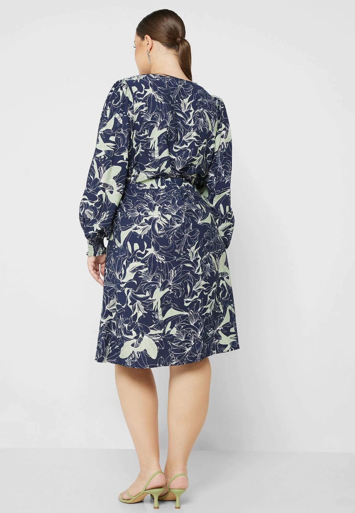 Vero Moda Curve V-Neck Knitted Shirt Dress 4 Vero Moda Curve V-Neck Knitted Shirt Dress - Image 2