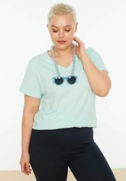 2 Pack V-Neck T-Shirt -CARMAKOMA Clothing Sales 3 zoom desktop 22