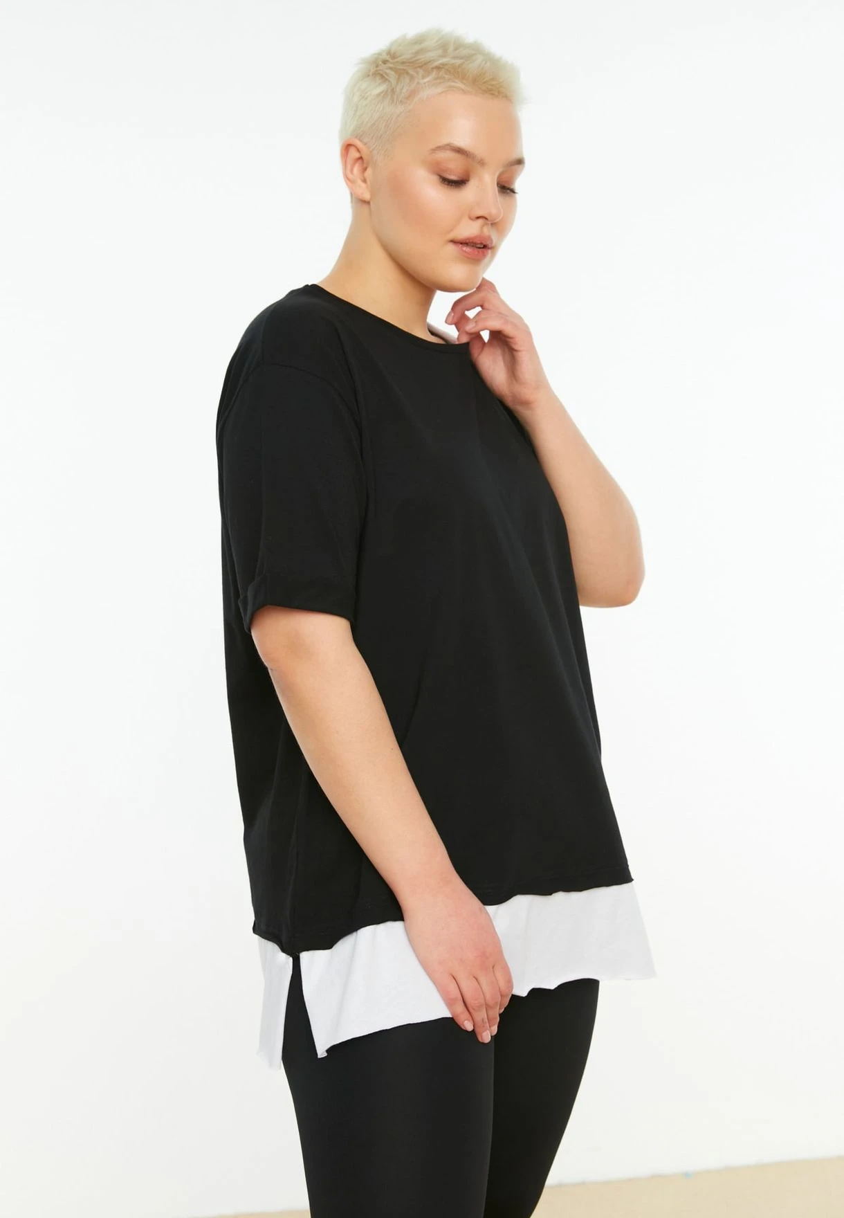 Contrast Detail Crew Neck T-Shirt 5 Contrast Detail Crew Neck T-Shirt - Image 3