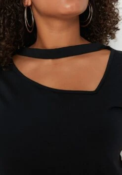 Cut Out Detail T-Shirt -CARMAKOMA Clothing Sales 3 zoom desktop 50