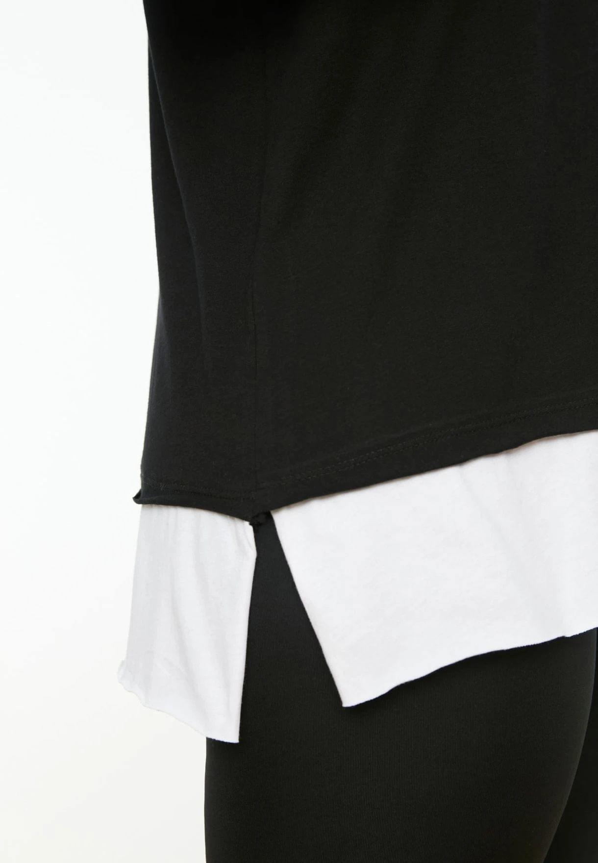 Contrast Detail Crew Neck T-Shirt 6 Contrast Detail Crew Neck T-Shirt - Image 4