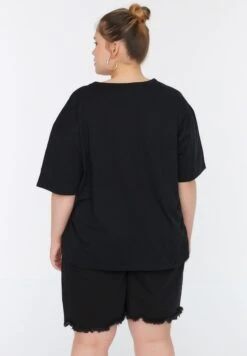 Crew Neck Graphic T-Shirt 11 Crew Neck Graphic T-Shirt -CARMAKOMA Clothing Sales 5 zoom desktop 8