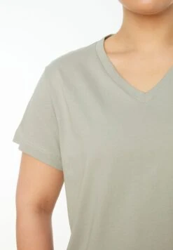 2 Pack V-Neck T-Shirt -CARMAKOMA Clothing Sales 8 zoom desktop 2